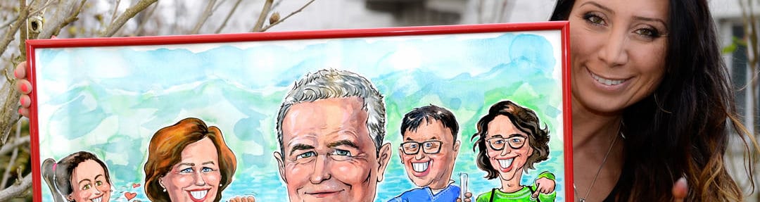 Karikaturistin Agnes haelt Portraetgemaelde Familie, Vater, Mutter, Kinder, ausgeschnitten